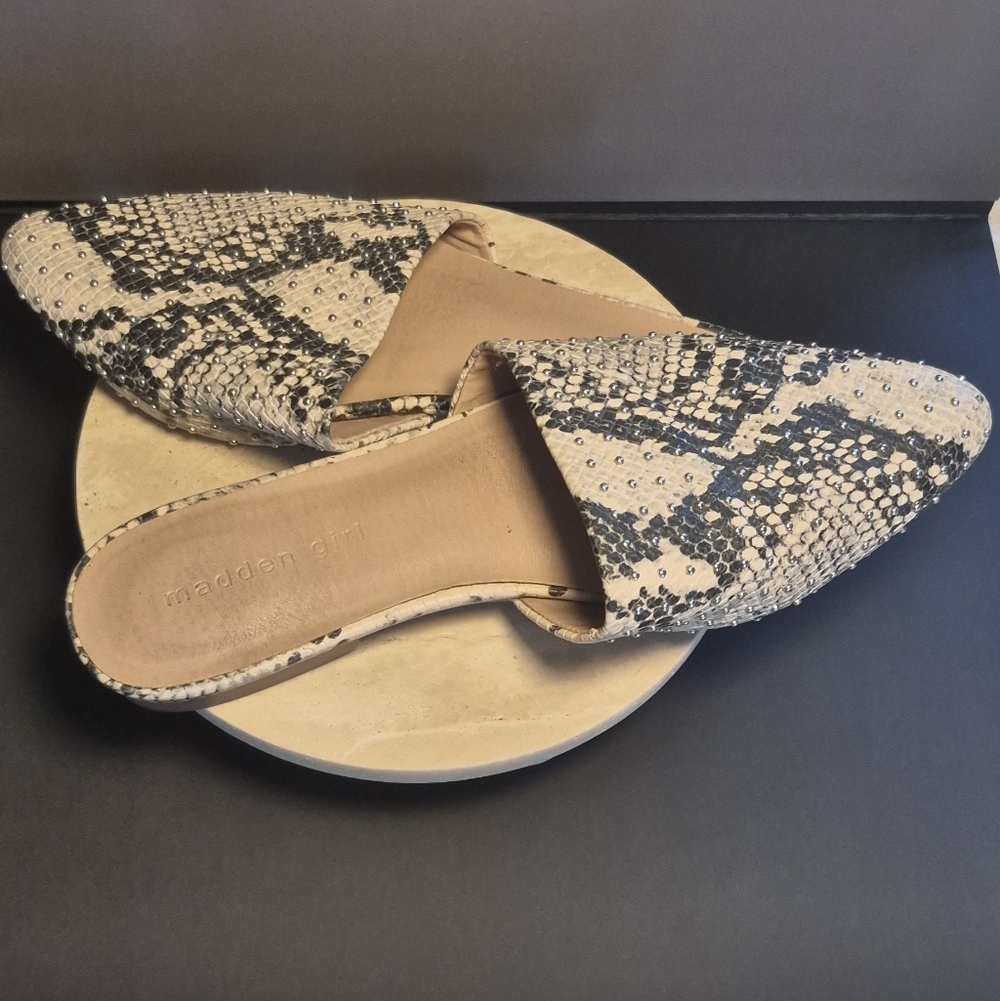Madden Girl Snakeskin Pointed Toe Mules Size 7 | Neutral Python Print Flats
